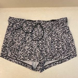 LULULEMON SHORTS - SIZE 8